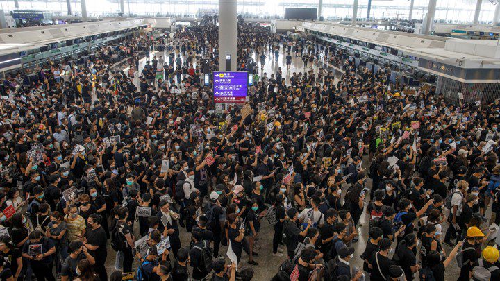 Anti-extradition bill protesters rally at the departure hall of Hong Kong airport in Hong Kong, China August 12, 2019. REUTERS/Thomas Peter - RC1938B65FB0